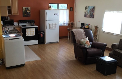 Richardson Apartment | Perfect Treetop Hideaway with Breakfast & Kitchen Amenities