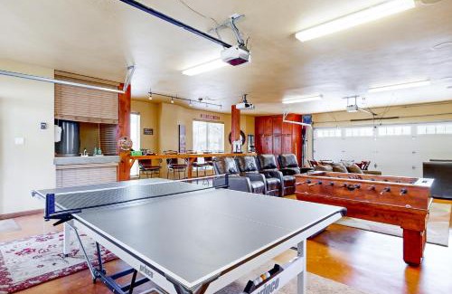 Kingsland House | Experience Treetop on LBJ: Family-Friendly with Pool Access