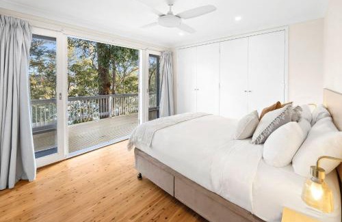 Newport House | Cozy Treetop Retreat with Pittwater Bay Views & Ocean Access
