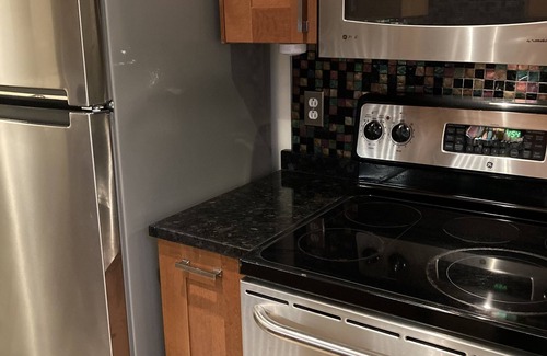 North Highland Apartment | Relaxing Treetop Rosslyn Loft - Steps from Georgetown
