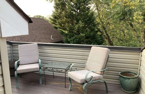 North Highland Apartment | Relaxing Treetop Rosslyn Loft - Steps from Georgetown