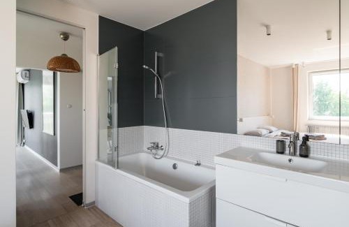 Grunwald Apartment | Family-Friendly TreeTop Studio near MTP with High Ratings
