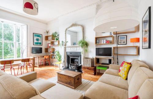 Maenporth Apartment | Cozy Treetops Flat with Parking, Steps from the Beach