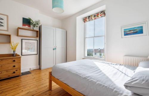 Maenporth Apartment | Cozy Treetops Flat with Parking, Steps from the Beach