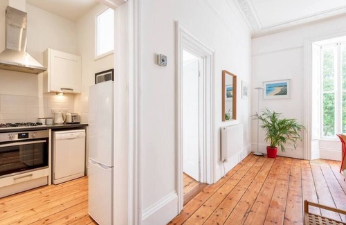 Maenporth Apartment | Cozy Treetops: Pet-Friendly Flat Near the Beach