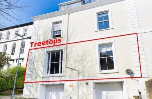 Maenporth Apartment | Cozy Treetops: Pet-Friendly Flat Near the Beach