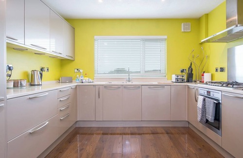 Lydstep Cottage | Family-Friendly Treetops Cottage in Lydstep, Sleeps 8