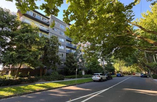 Toorak Apartment | Treetops in Toorak 2br midcentury entire apartment
