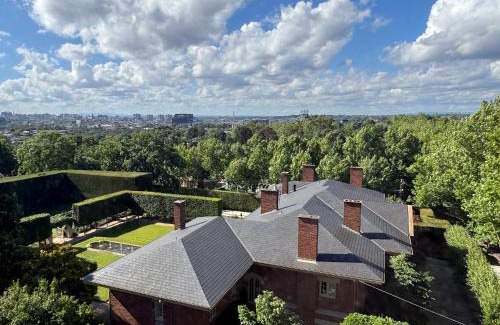 Toorak Apartment | Treetops in Toorak 2br midcentury entire apartment