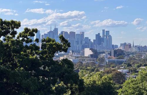 Toorak Apartment | Treetops in Toorak 2br midcentury entire apartment
