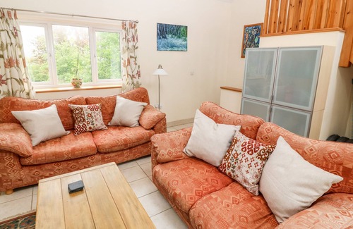 Garn Fadryn Cottage | Trefaes Newydd: Family-Friendly Retreat with Cozy Fireplace
