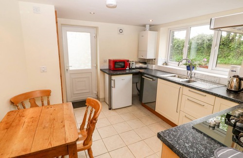 Garn Fadryn Cottage | Trefaes Newydd: Family-Friendly Retreat with Cozy Fireplace
