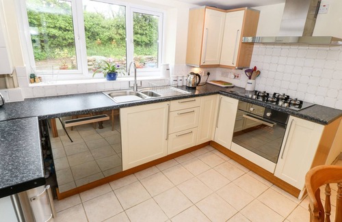 Garn Fadryn Cottage | Trefaes Newydd: Family-Friendly Retreat with Cozy Fireplace