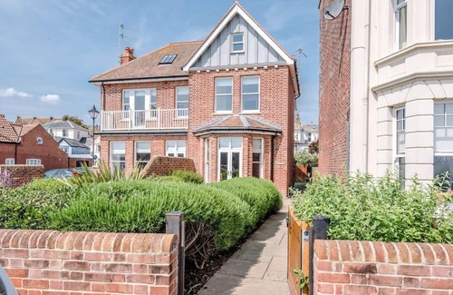 Aldeburgh House | Child-Friendly Retreat: Trehafod, Aldeburgh with 9.7 Rating