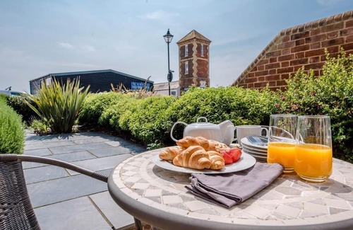 Aldeburgh House | Child-Friendly Retreat: Trehafod, Aldeburgh with 9.7 Rating