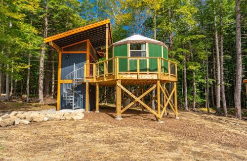 Lake George Hotel | Explore Trekker Treehouses: Pet-Friendly Oceanfront Retreat