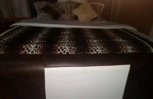 Luhizha Cabin | Pet-Friendly Retreat at Trekkers Tavern Cottages, Ruhija