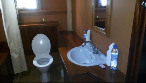Luhizha Cabin | Pet-Friendly Retreat at Trekkers Tavern Cottages, Ruhija