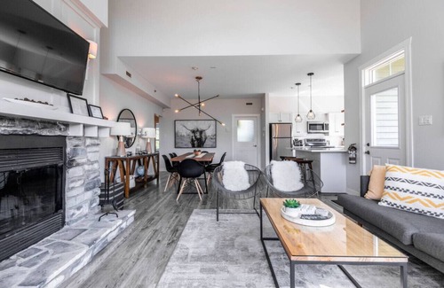 Tremblant-Les-Eaux Apartment | LES EAUX: Large 3-Bedroom Retreat with Mountain Views
