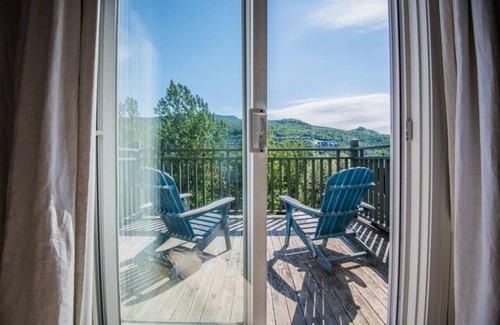Tremblant-Les-Eaux Apartment | LES EAUX: Large 3-Bedroom Retreat with Mountain Views