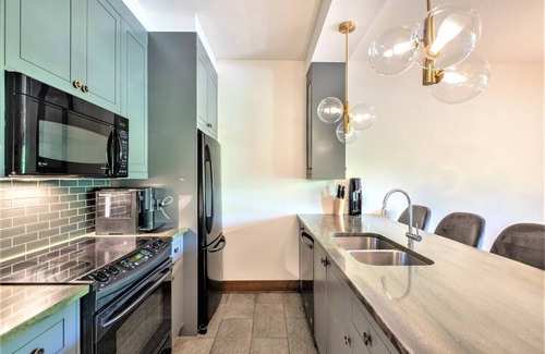 Versant Soleil Apartment | Discover ÉTOILE 1520-3: Renovated 2 Bdr with Ocean View