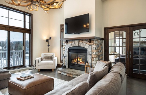 Mont-Tremblant Pedestrian Village Apartment | Experience Bondurant 95-15: Family-Friendly Retreat with Spa