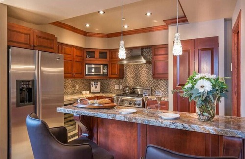 Mont-Tremblant Pedestrian Village Condo | Bondurant 95-8: Cozy Oceanfront Retreat with Hot Tub