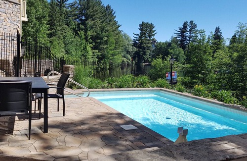 Mont-Tremblant Pedestrian Village Condo | Bondurant 95-8: Cozy Oceanfront Retreat with Hot Tub