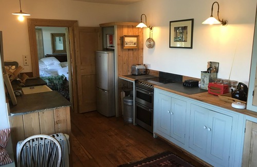Helford Apartment | Tremerlin: Idyllic Waterside Artists' Retreat with Ocean Views