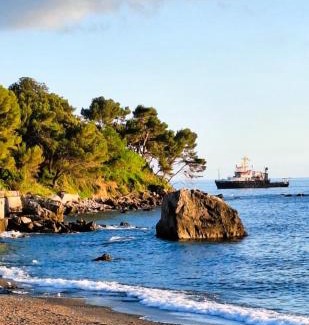 Fiumicello Santa Venere House | Oceanfront Retreat: TreMetriSopraAlMare with Breakfast
