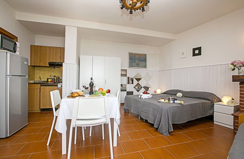 Tremosine Apartment | Discover Tremosine: Scenic Lake View with Family-Friendly Amenities