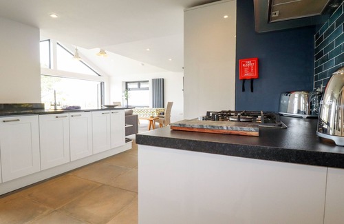 Egloshayle House | Pet-Friendly Treant View Cottage with Oceanfront Bliss