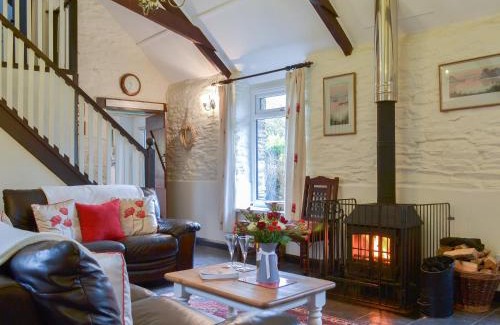Mount House | Trenay Barns Cottage: Pet-Friendly Retreat with 10/10 Reviews