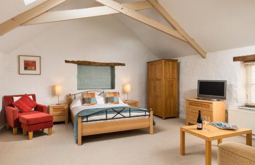Pelynt Bed & Breakfast | Experience Trenderway Farm: 5-Star Pet-Friendly Retreat