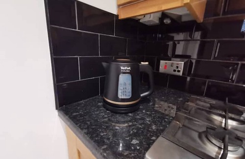 South Camberwell House | Trendy 1 Bed Home in Peckham with Hot Tub & Spa Access