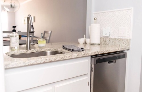 Athens Condo | Trendy 2 BR Condo on S. Milledge - Top Rated & Family-Friendly!