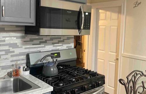 Mount Pleasant House | Trendy 2nd Floor Townhome with Spa near Federal Hill