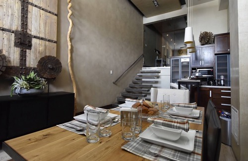 Campestre-Lomas Apartment | Trendy 5-Star Loft with Spa & Kitchen – Guest Rated 10/10