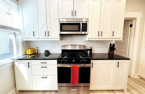 Lyn-Lake Apartment | Stylish 3BR Uptown Duplex with Balcony Near Attractions