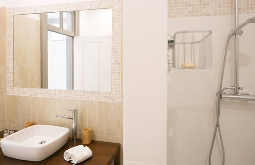Martires Apartment | Chic Apartment 21 by Lisbonne Collection - Perfect Location!