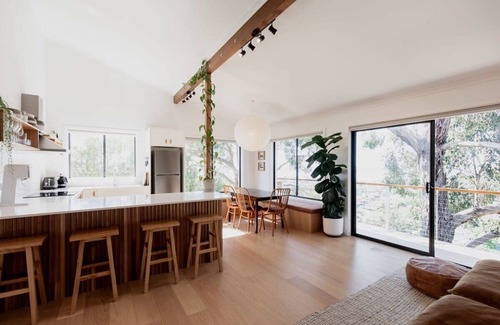West Hobart Apartment | Trendy apartment in the heart of West Hobart