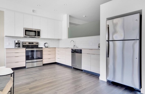 Southwest Berkeley Apartment | Trendy Berkeley 1BR with Gym, Roof Deck & Kitchen Access