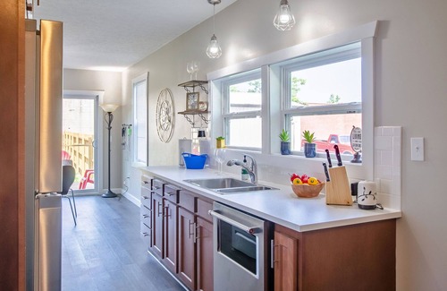 Kokomo House | Stylish Bungalow Near the Park with Pool and Spa