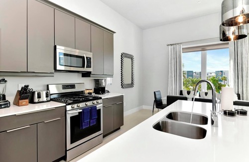 Reunion Hotel | Modern Condo with Outdoor Patio & Water Park Access