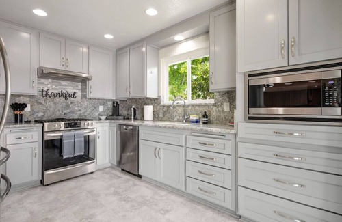 The Plaza House | Trendy Retreat with Hot Tub, Mini Golf & Close to Disney