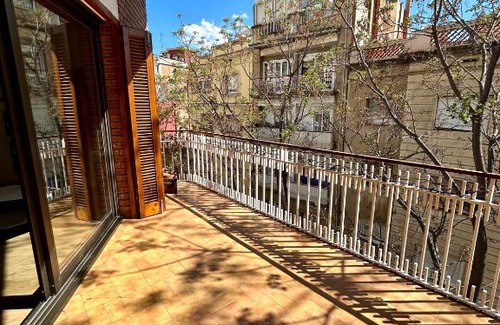 El Camp de l'Arpa del Clot Apartment | Stylish Apartment Near Sagrada Familia & Park Guell