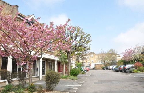 Shacklewell Apartment | Modern Dalston Loft with Parking, Wifi & Great Amenities