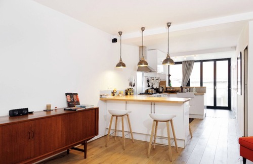 Dansaert Apartment | Stylish Sainte Catherine Apartment with Kitchen Amenities