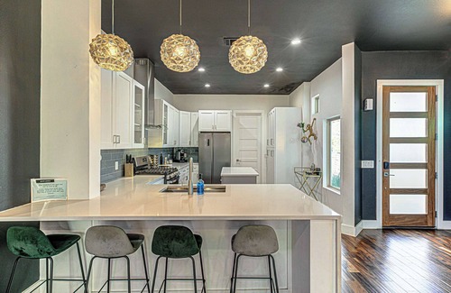MLK House | Trendy Stay for 10, Minutes to Downtown + 6th St!