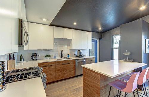 MLK House | Trendy Stay for 12 with Hot Tub Mins to DT 6th St